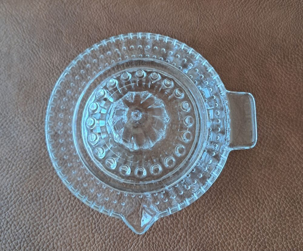presse agrumes en verre 
marque arc 
diam&egrave;tre 12 cm
Cuisine