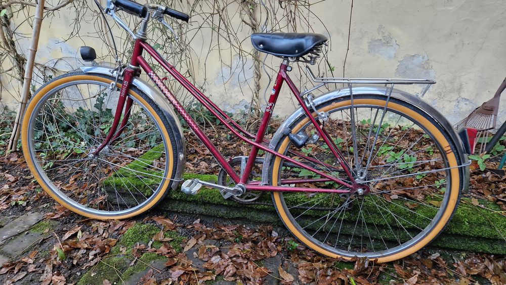 2 v&eacute;los vintage Peugeot ann&eacute;es 50. Tbe. Vélos