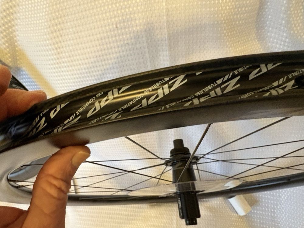 Roues tubeless carbone Zipp 303 S frein &agrave; disque 700c Shiman Sports