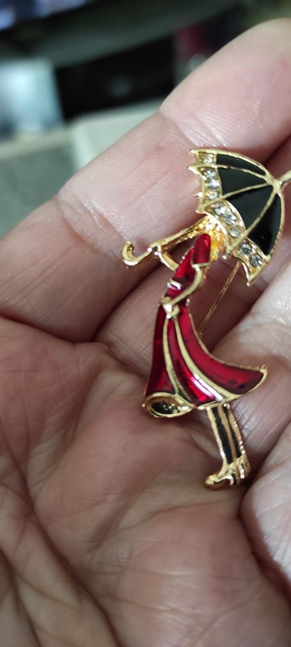 Filles En Manteau Rouge Sous La Pluie Broche Romantique,
Bijoux et montres