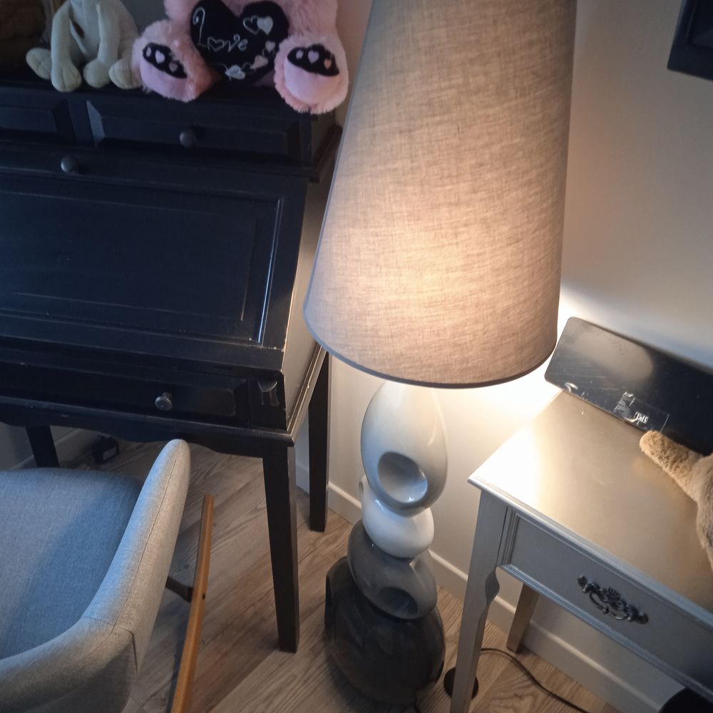 Lampe galet &agrave; poser hauteur 160 grise et blanche Décoration