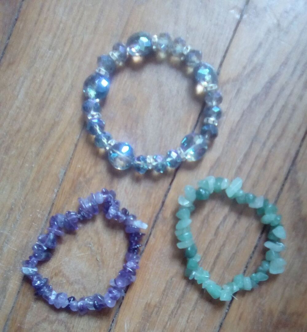 3 bracelets en pierre Bijoux et montres