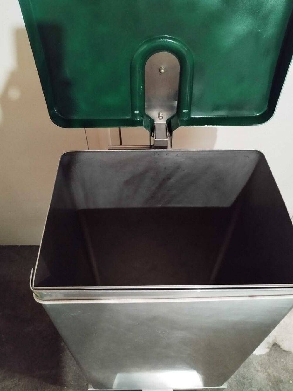 POUBELLE INOX 110Lt tr&egrave;s solide Jardin