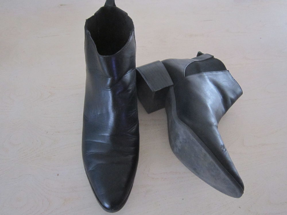 Une paire de boots Femme Chaussures