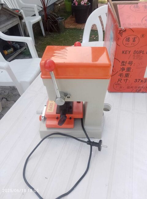 Machine à  reproduire des clés 150 02700 Amigny-rouy