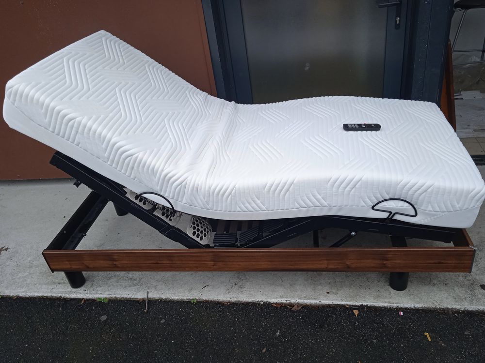  Lit m&eacute;dicalis&eacute; tout confort avec sommier articul&eacute;+Matelas. Meubles
