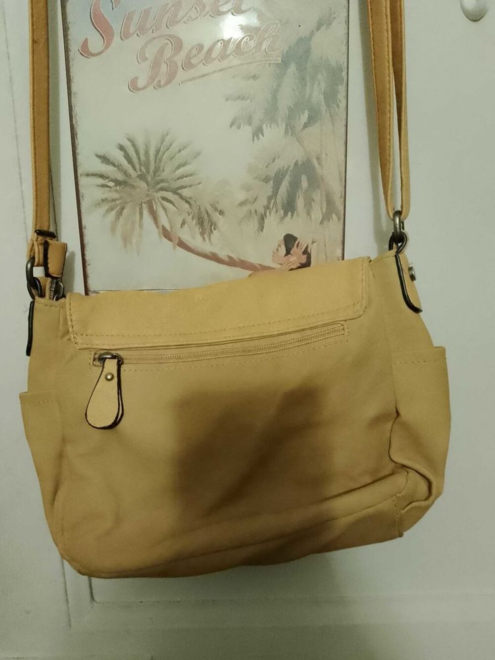 sac &agrave; bandouli&egrave;re jaune Eternel. Maroquinerie