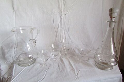 Service de verres à pieds ,2 carafes : 44 pièces 200 Versailles (78)