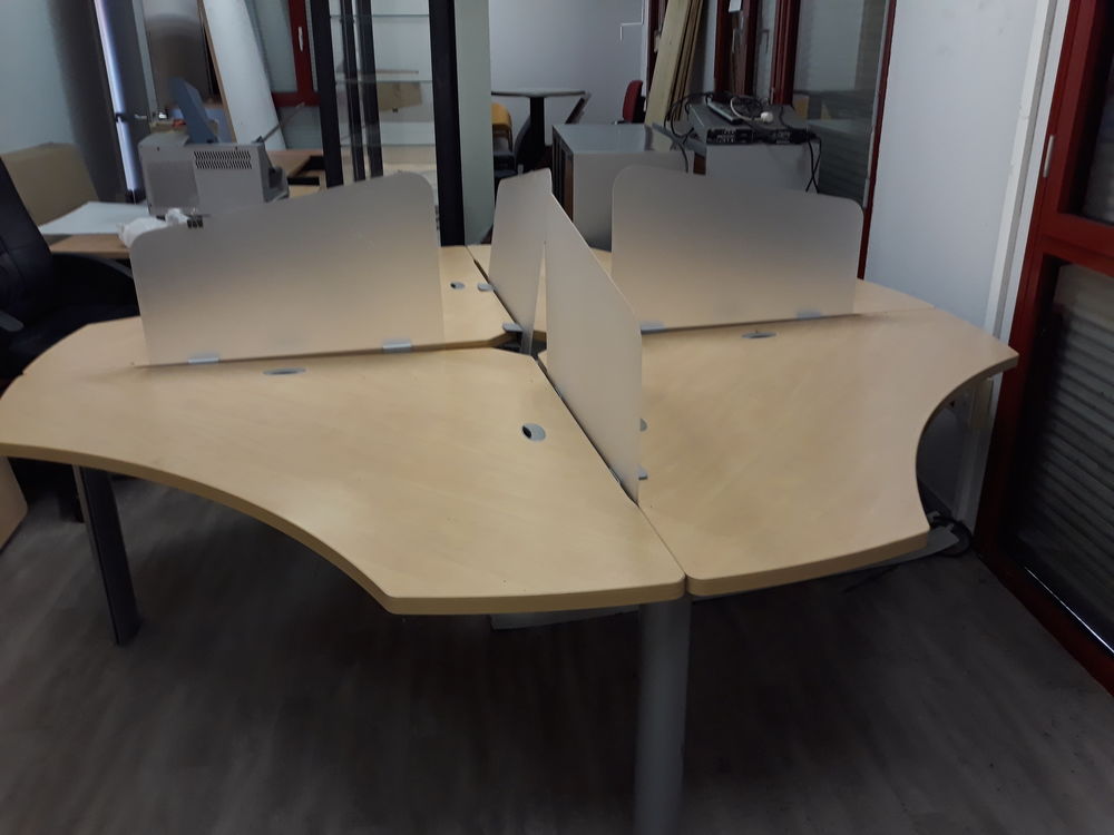table+b&egrave;che+pour+trois+personne+en+bois+avec+s&eacute;parateur Meubles