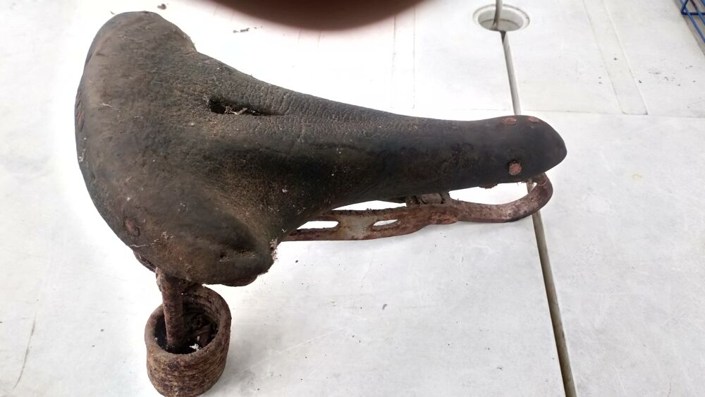 ANCIENNE SELLE DE VELO Décoration