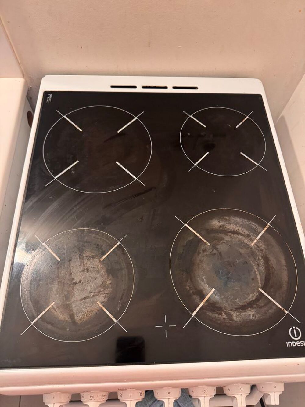 Cuisini&egrave;re &eacute;lectrique Indesit vitroc&eacute;ramique 4 foyers + four Electroménager