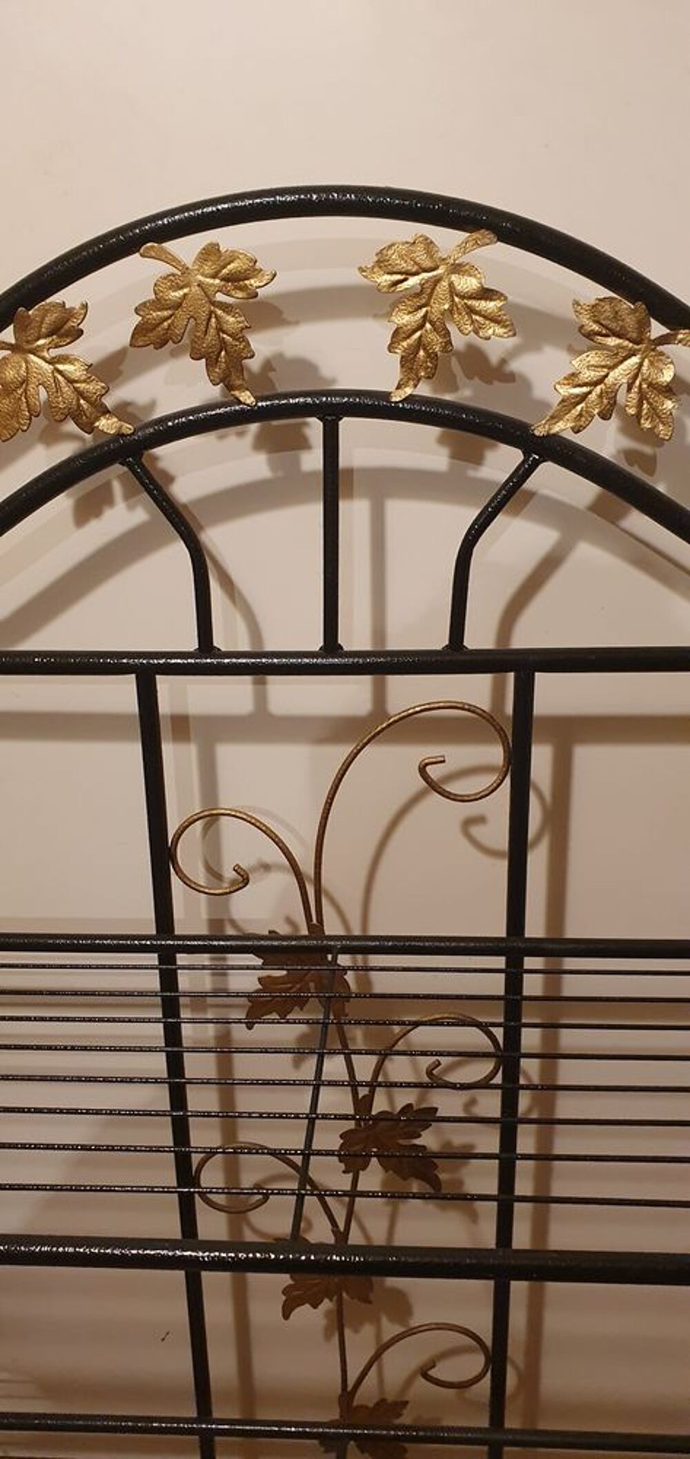 &Eacute;tag&egrave;re en m&eacute;tal d&eacute;cor&eacute;e noir et dor&eacute; Meubles