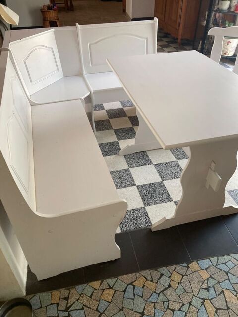 Table avec banc d'angle et chaises. Ouzouer-sur-Loire (45)
