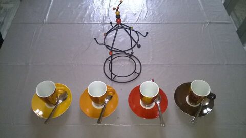 Service de 4 tasses et soucoupes 
original sur présentoir
10 Talange (57)