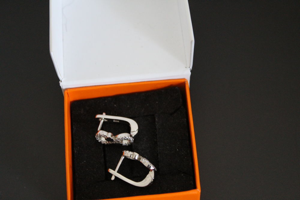 Boucles d'oreilles infini en argent et oxydes de zirconium Bijoux et montres