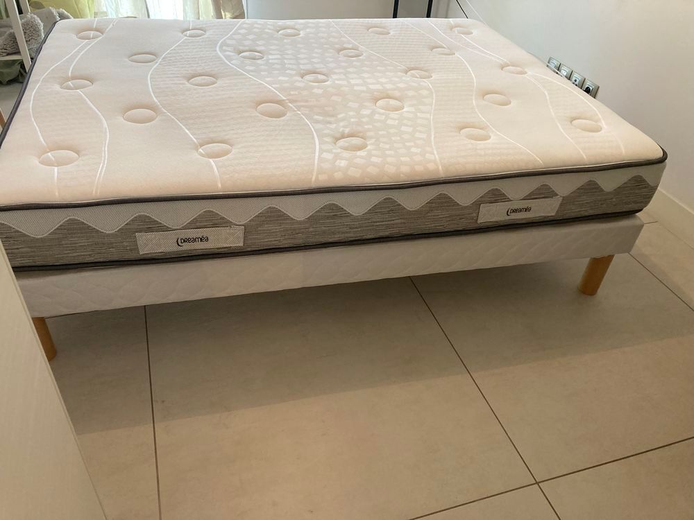 Lit 140 + sommier Meubles