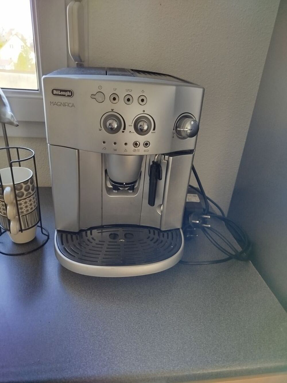 machine &agrave; caf&eacute; Delonghi magnificat. Tr&egrave;s bonne &eacute;tat et docum Electroménager