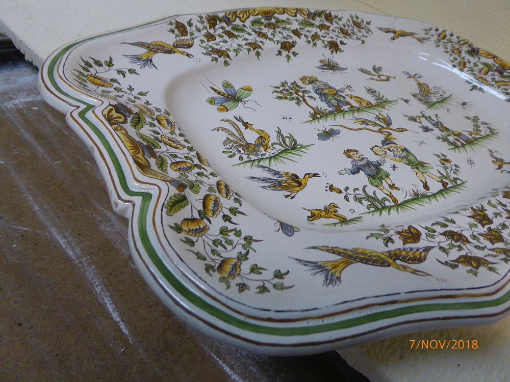 Plat d&eacute;coratif " Moustier " 1900, Décoration