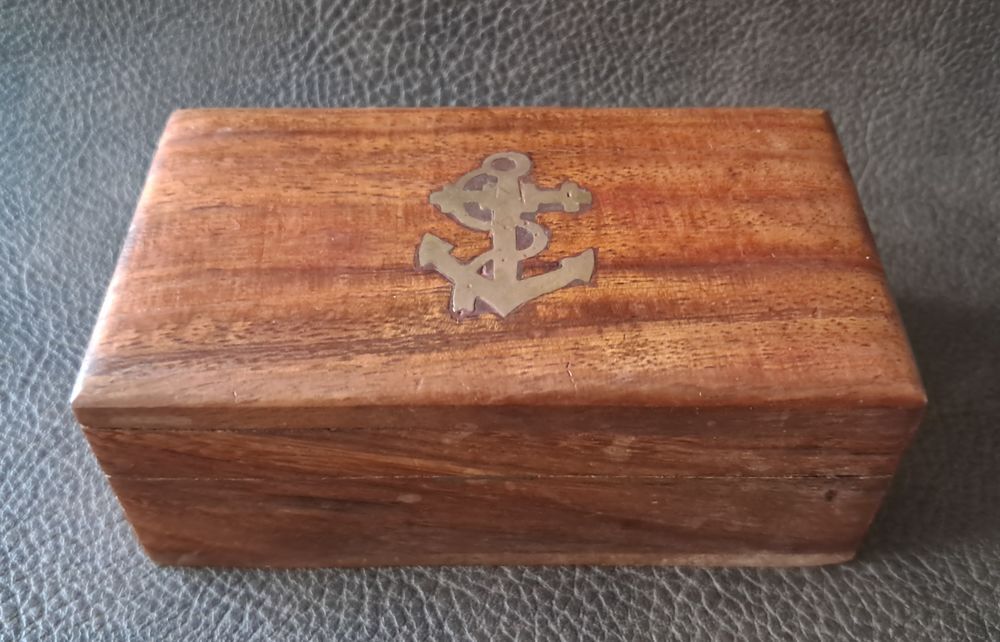 bo&icirc;te en bois avec ancre de marine en laiton incrust&eacute;e Décoration