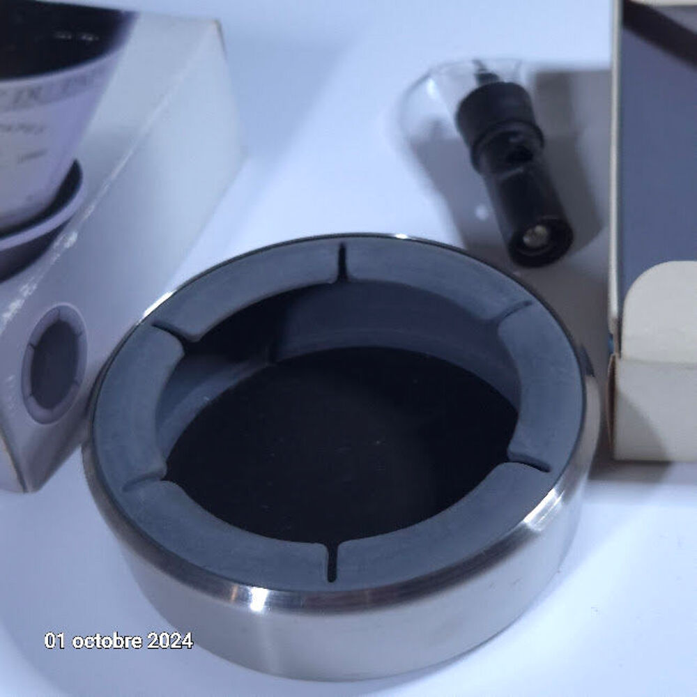 Lot d'accessoires autour du vin, un anti goutte et un dessou Cuisine