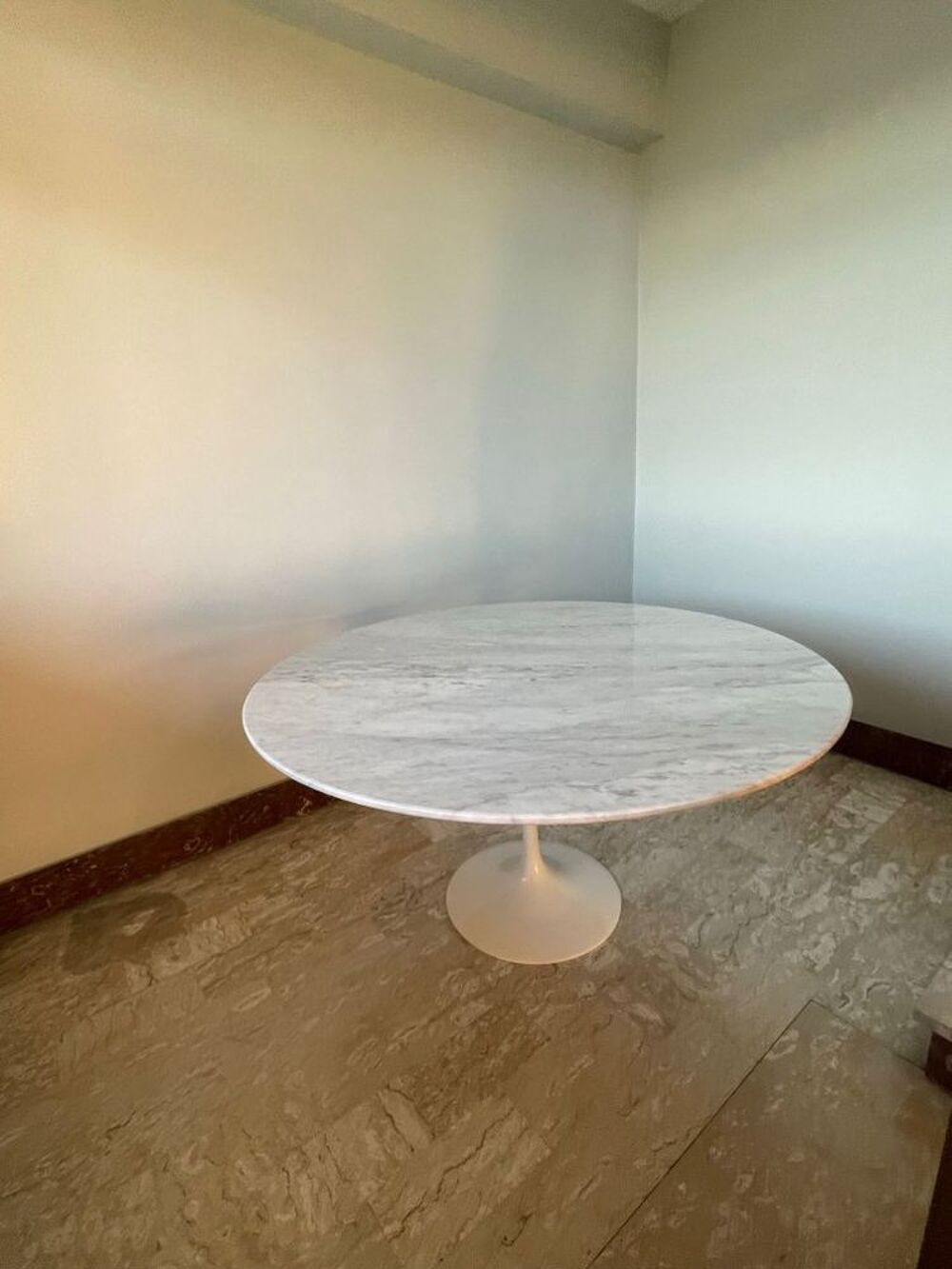 Mobilier de Salle &agrave; Manger Table Tulipe Eero Saarinen Meubles