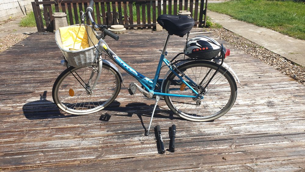 mon v&eacute;lo avec un casque et 2 pompes Vélos