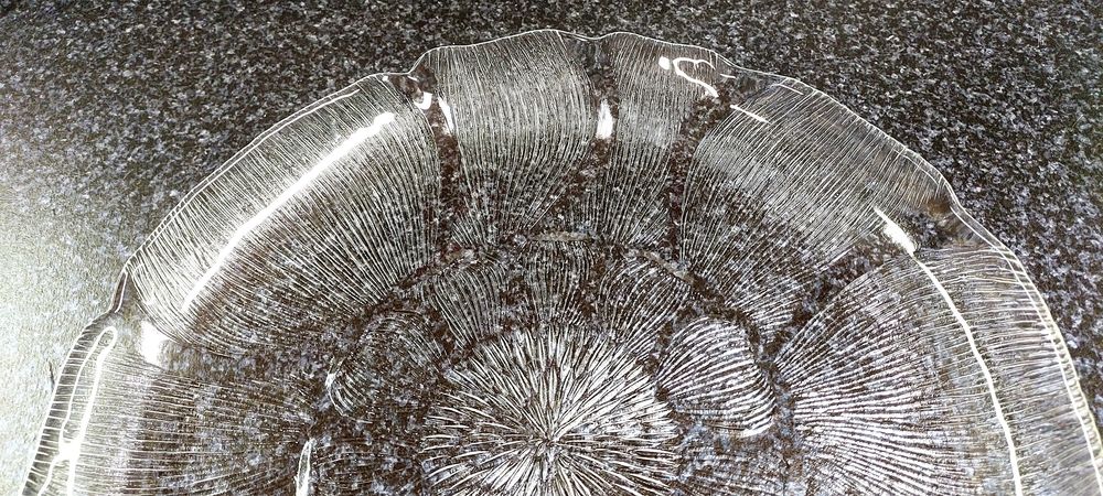 6 grandes assiettes en verre cisel&eacute; 27cm et saladier Cuisine