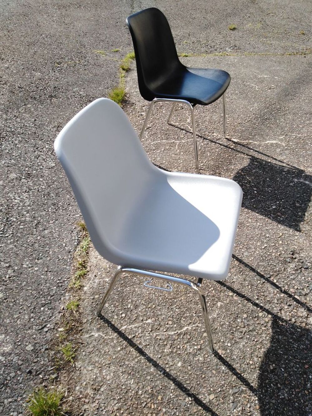   6 chaises coque grise en parfaite état couleur grise claire 