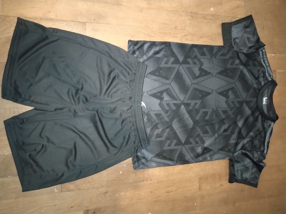 Ensemble de sport (t-shirt + short) (taille M)
Vêtements