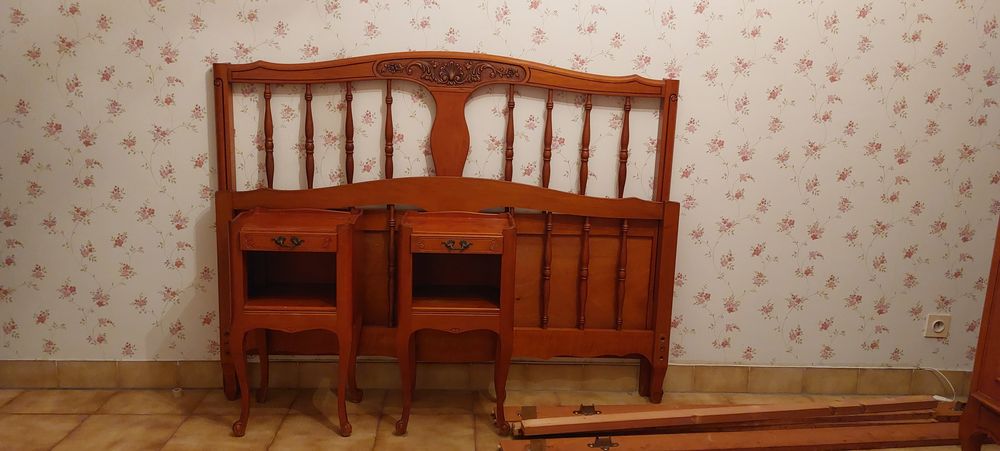 Chambre &agrave; coucher compl&egrave;te en merisier Meubles
