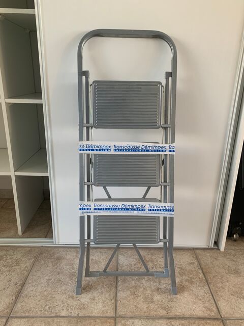 un escabeau : 105 cm en TBE : 40 � 40 Saint-Denis (97)