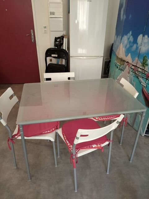 Table en verre et 4 chaises  60 Montereau-Fault-Yonne (77)