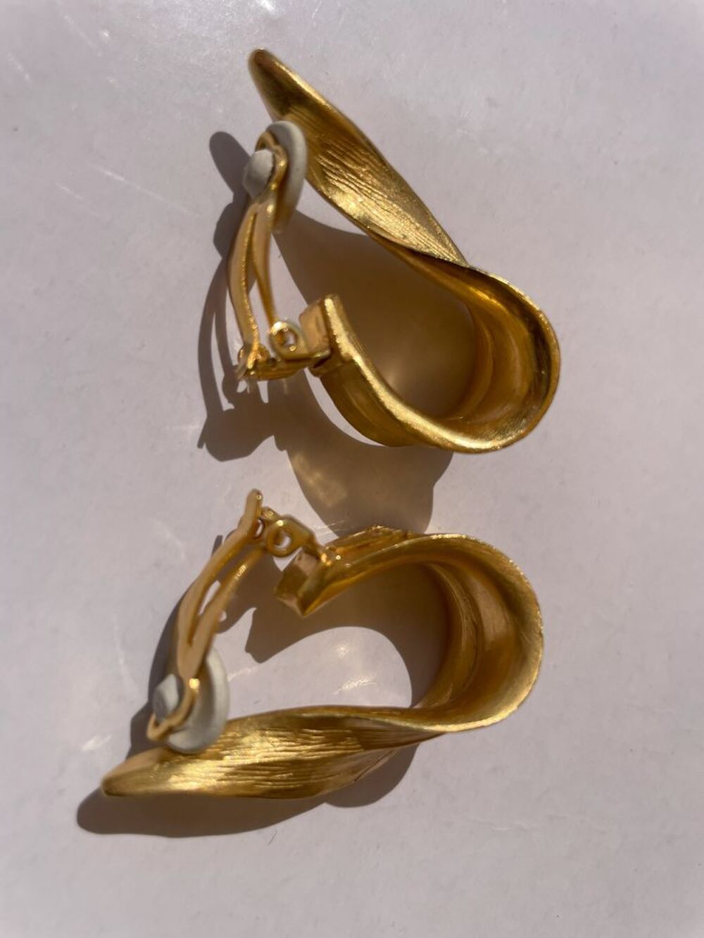 BO Clip dor&eacute;e feuille recourb&eacute;e ANTIGONA Bijoux et montres