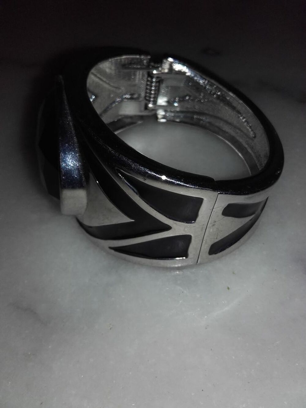 manchette en m&eacute;tal argent&eacute; Bijoux et montres