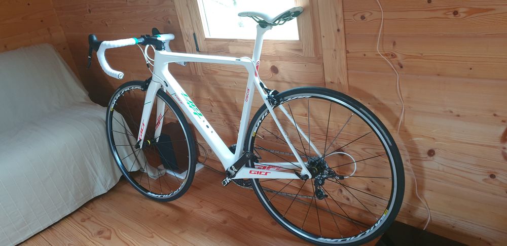 v&eacute;lo de route enti&egrave;rement carbone de la marque GIRS, mod&egrave;le Vélos