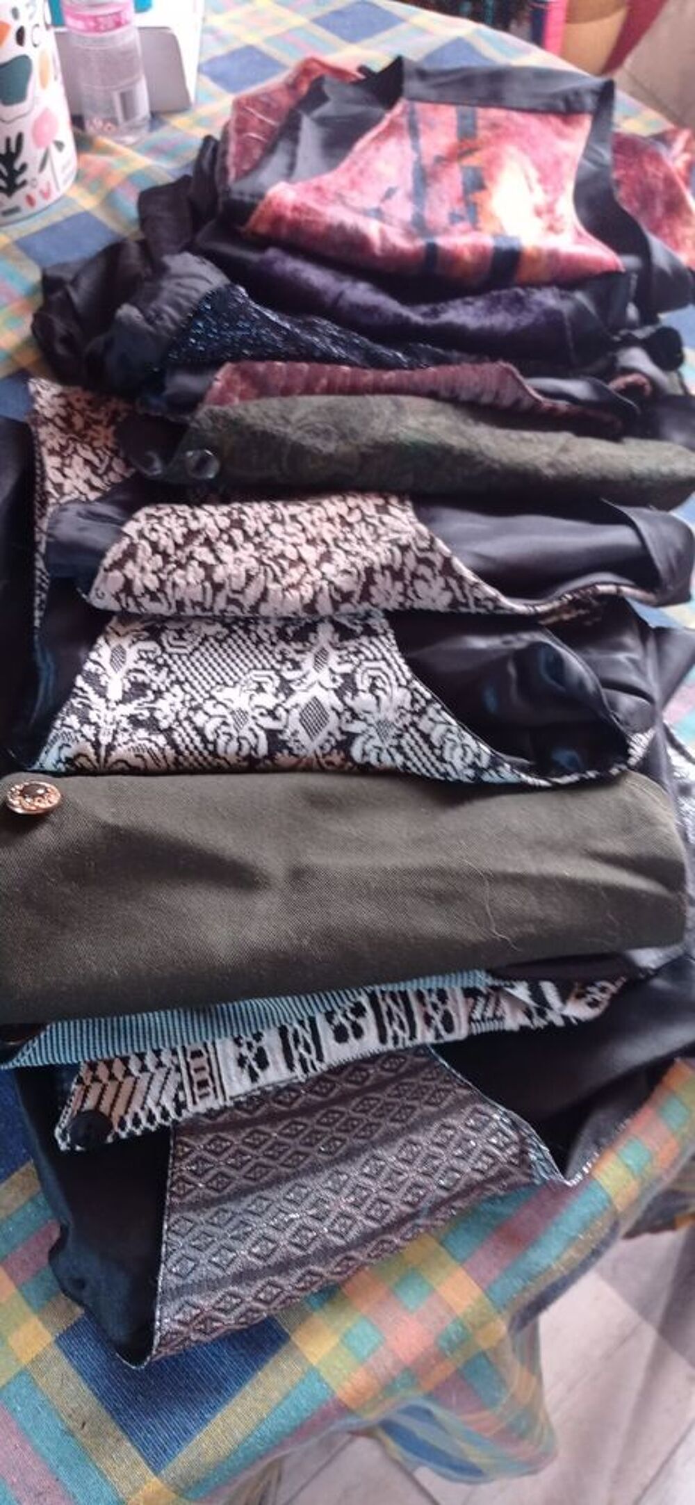 lot d'une douzaine de gilet de costume fantaisie femme ou homme etat neuf taille m de toutes sortes uni dessin brillant et cetera Vêtements