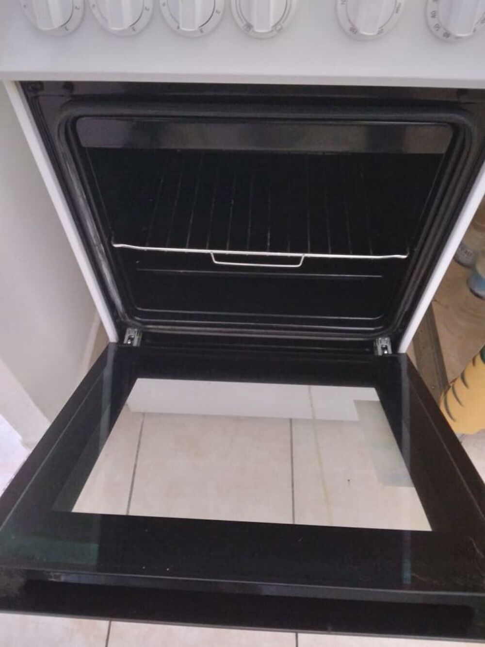 cuisini&egrave;re vitroc&eacute;ramique. Electroménager