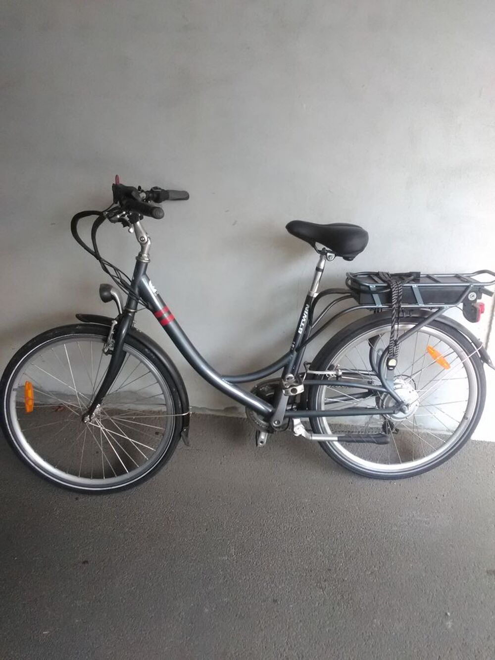 v&eacute;lo dame avec chargeur batterie + panier m&eacute;tallique Vélos