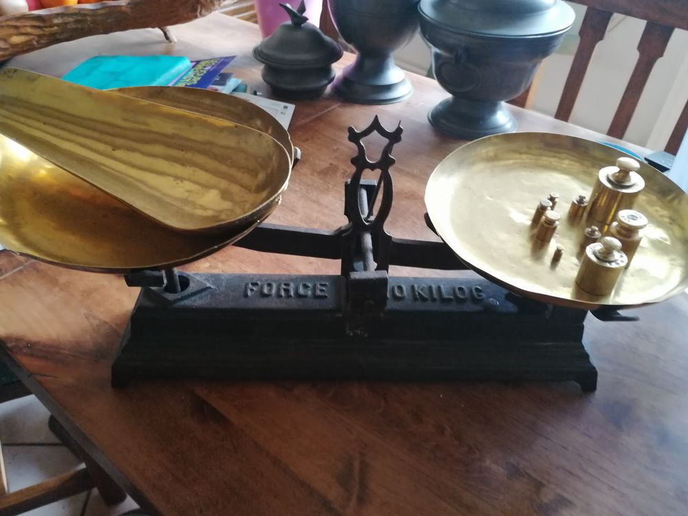 Balance Roberval tr&egrave;s ancienne plateaux cuivre avec poids 