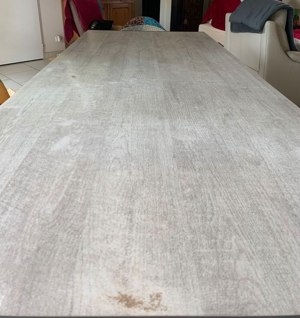 Table design grise avec pieds noirs. Originale et moderne. Meubles