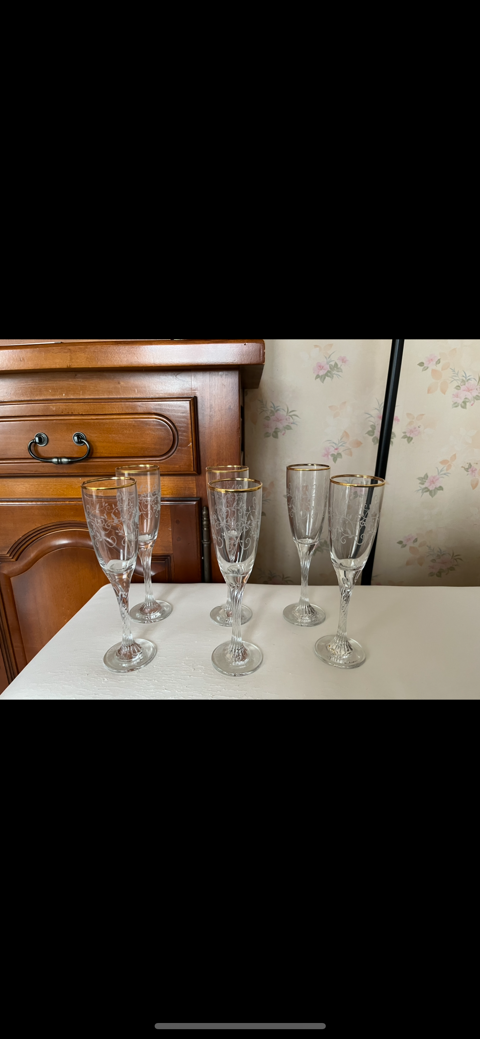 6 fltes de champagne MURANO
Pieds torsads
Liser or 200 Oyonnax (01)