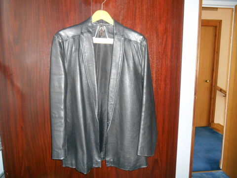 veste en agneau coloris noir
taille 42 40 Vernon (27)