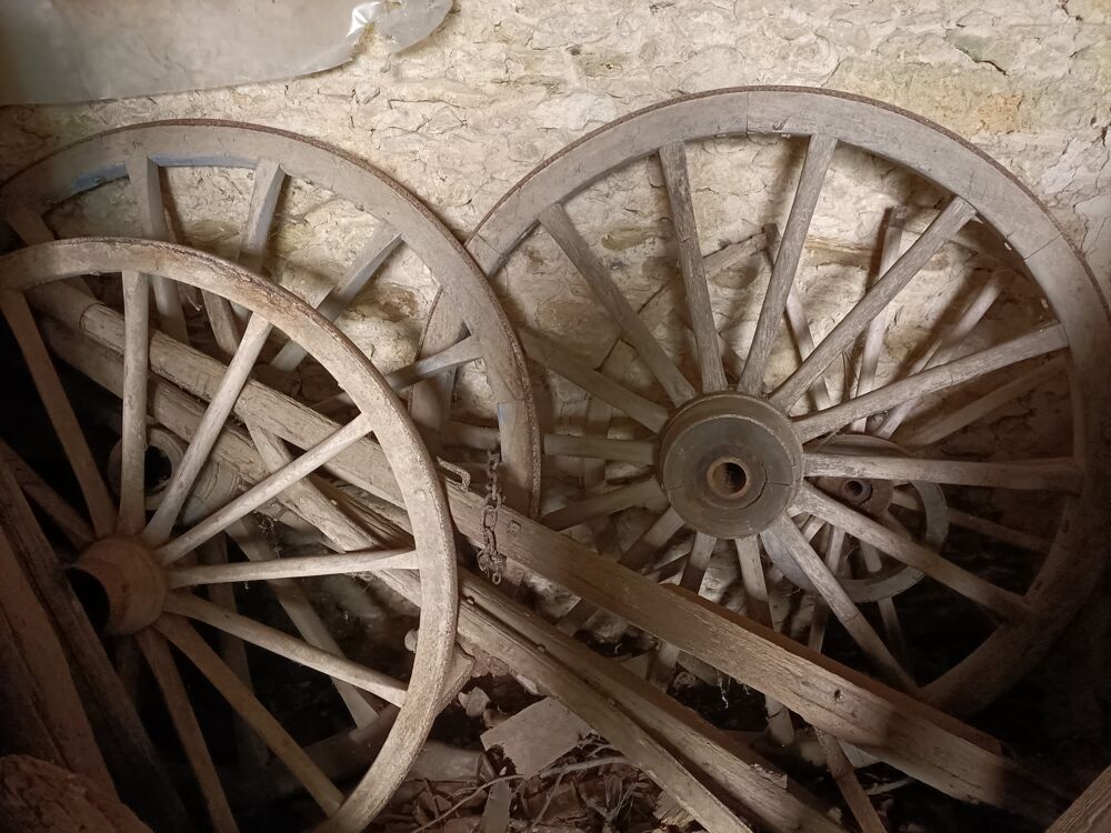 bancs, roues de charrette, trieuse et divers, &agrave; r&eacute;nover Jardin