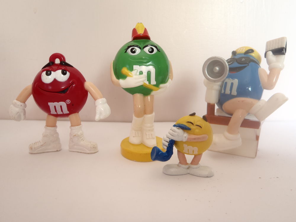 LOT de 4 figurines et boite M&amp;MS 