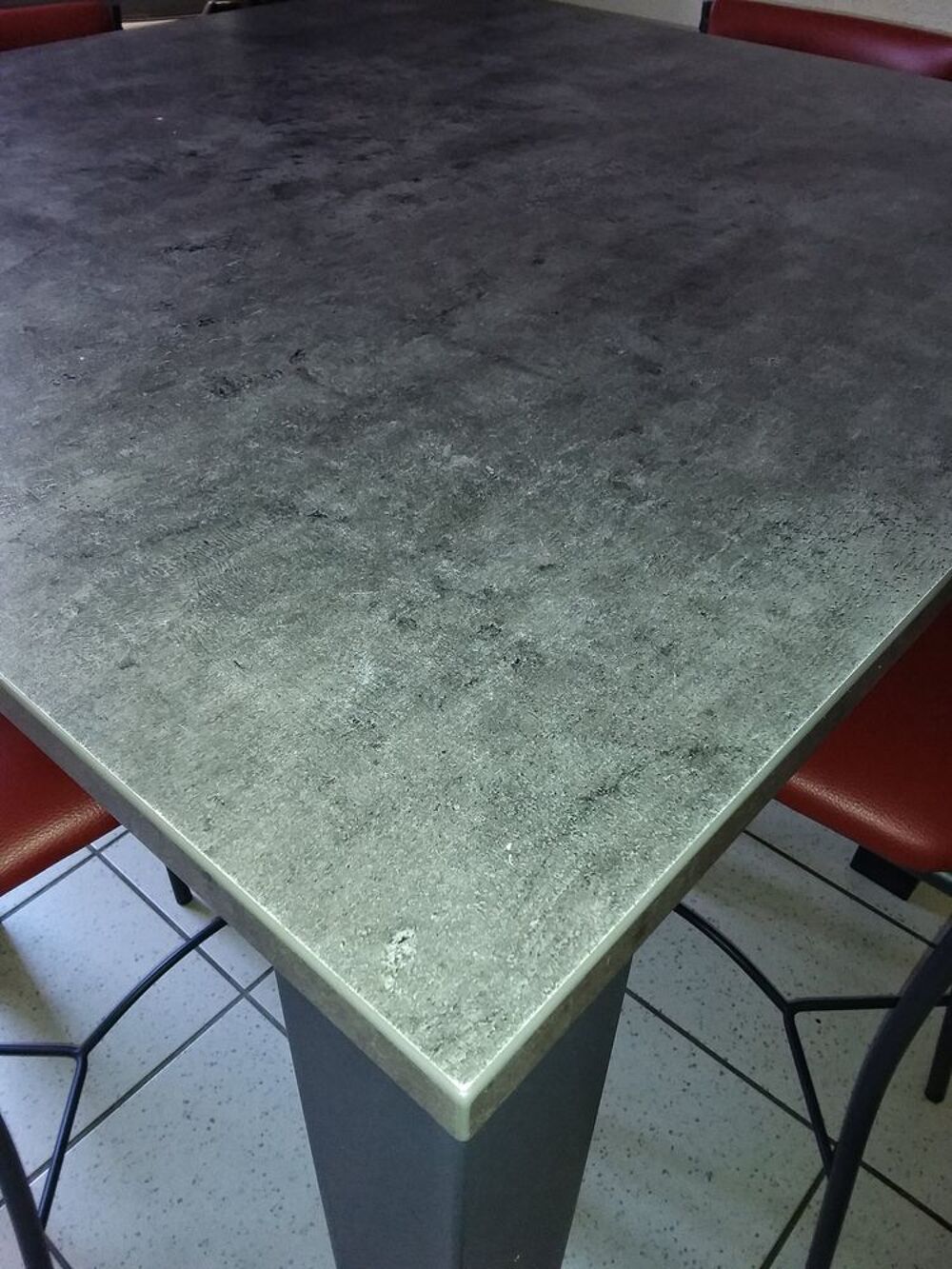 Table haute de cuisine et ses 4 chaises Meubles