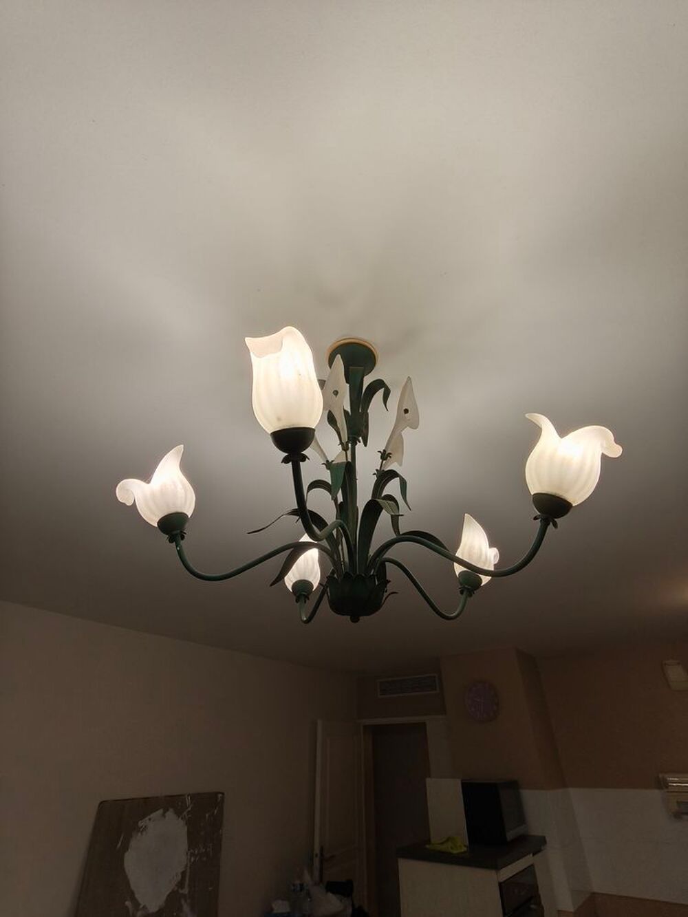 Lustre floral avec tulipes en verre blanc Décoration