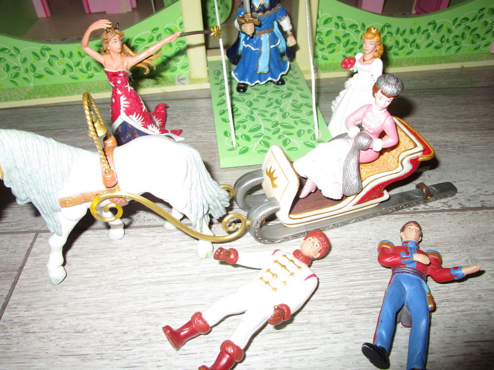 CHATEAU PRINCESSE EN BOIS + FIGURINES Jeux / jouets