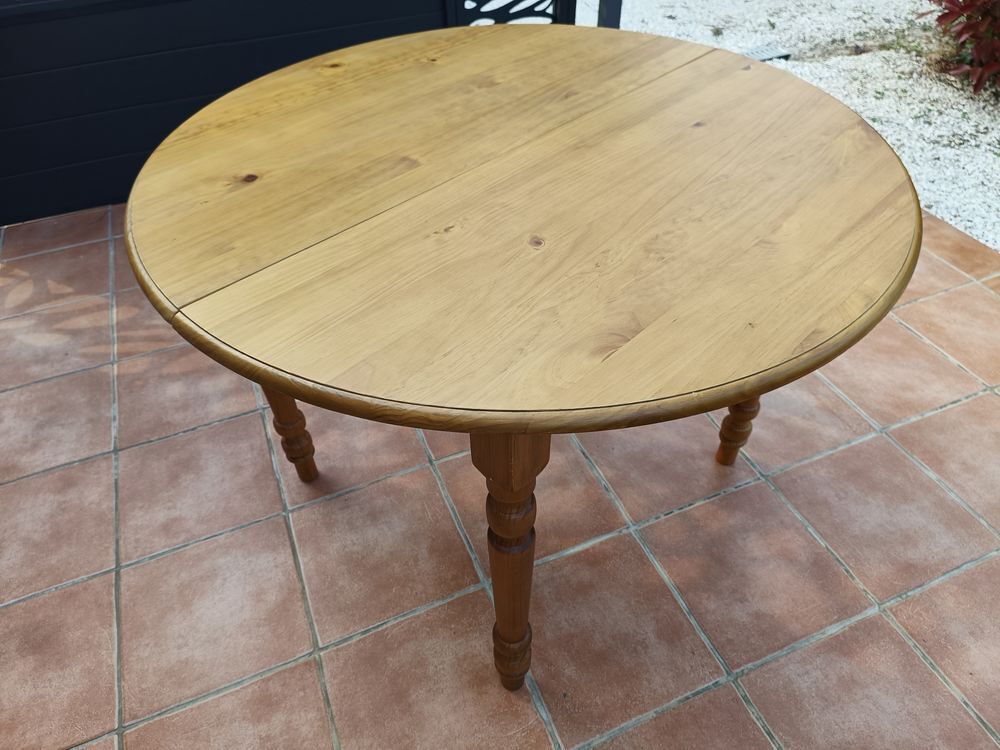 Table ronde neuve (4/6 personnes) + 2 rallonges ( 8/10 pers) Meubles