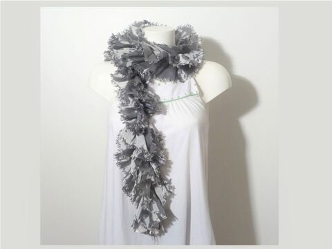 Foulard/ Echarpe en Tissu Gris Argenté- Neuf 10 Paris 15 (75)