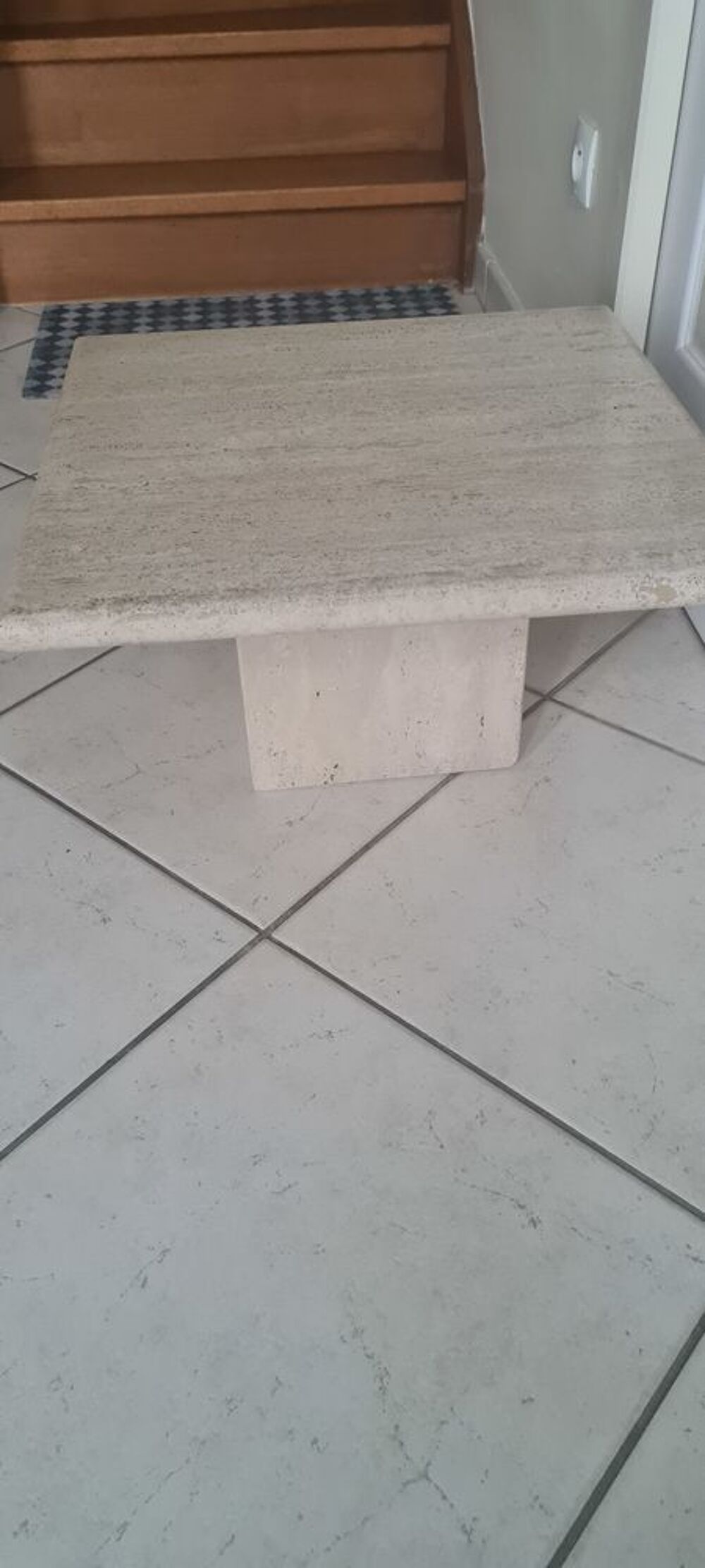 Petite table basse en travertin de Ligne Roset Meubles